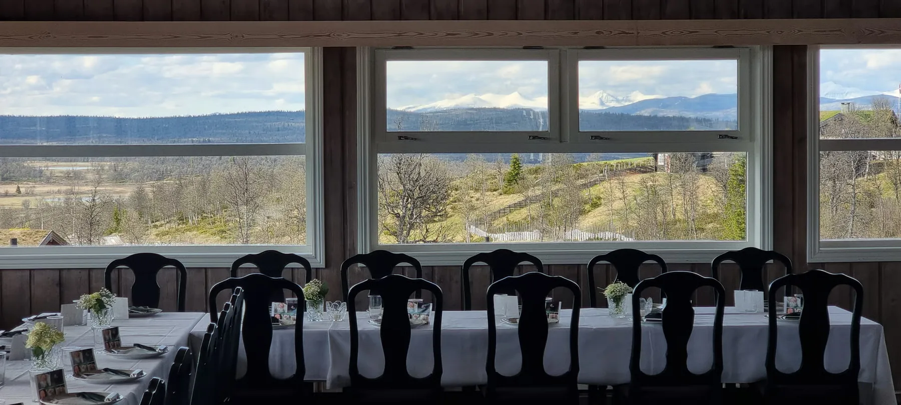 Gedeckter Tisch mit Panoramablick