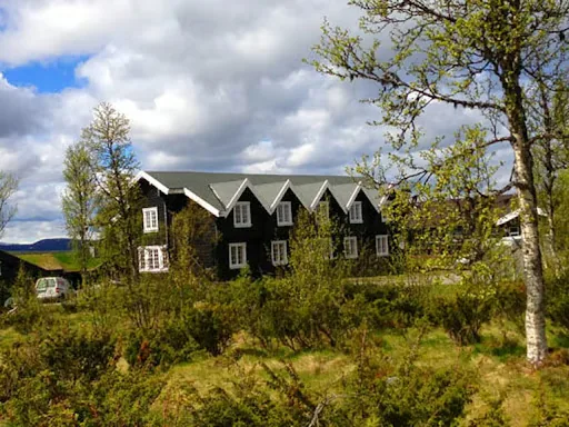 Fjellstua med torvtak om sommeren