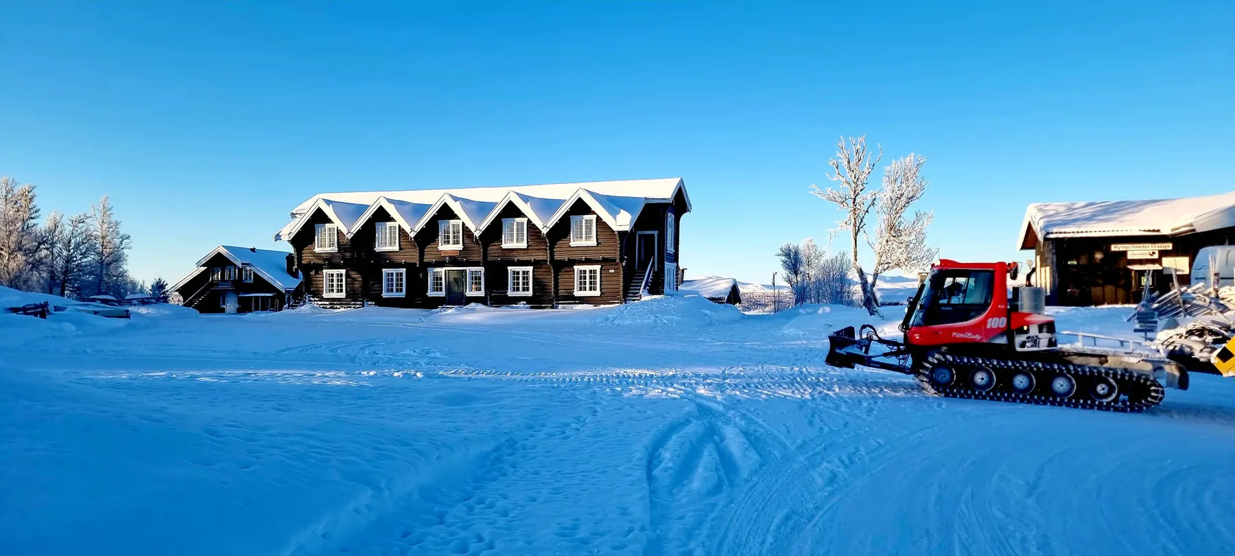 Klar vinterhimmel over fjellstua