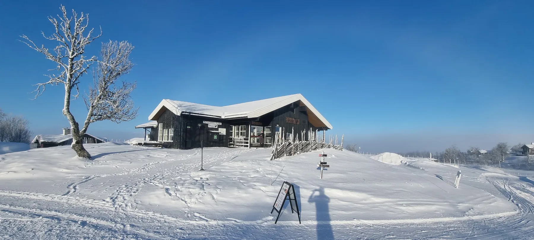 Die Berghütte im Wintersonnenschein