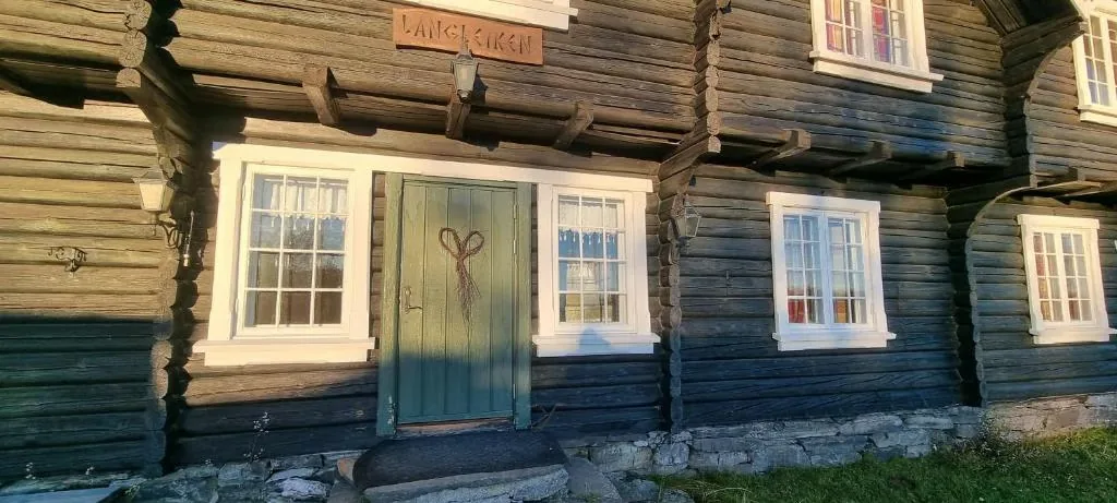 Inngangen til hytta